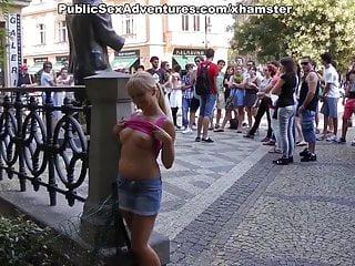 Sexy Mädel zeigt Titten in der Öffentlichkeit