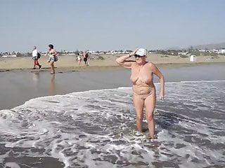 Reife Frau zeigt ihre reize in den dünen