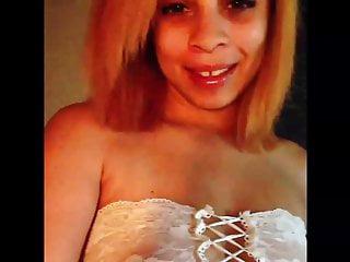 Schwarze Teen hat Spass mit sich selbst