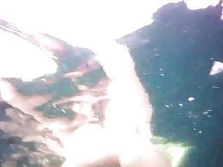 Hübsches Mädel wird unter Wasser gefilmt