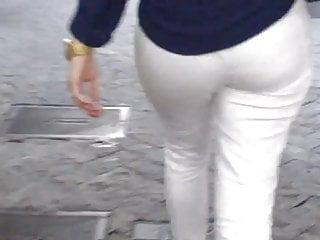 Reife Frau in weissen Strümpfen und weissen Nylons