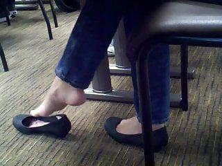 Nackte Studentin macht die Beine breit