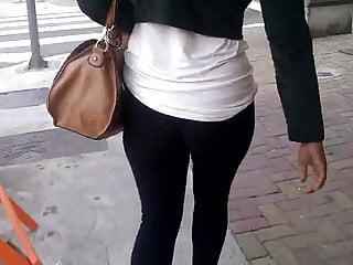 Vollbusige schwarze wird öffentlich in der Strasse gefickt