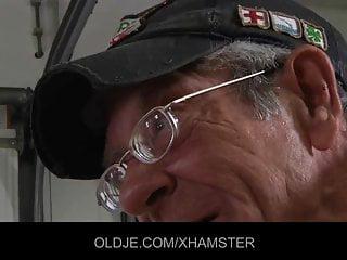 Fetter grossvater fickt hart in Arsch und Pussy