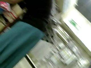 Hübsches altes Luder unter dem Rock gefilmt