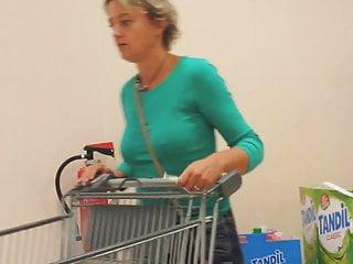 Sexy Blondine raucht und bläst noch mehr