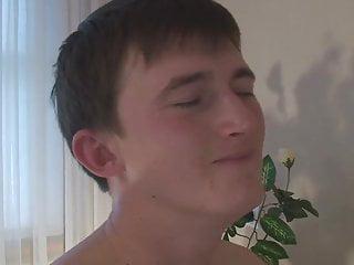 Blonde Teen mit kleinen Titten wird nach dem Fick vollgewichst