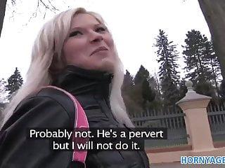 Heisse Blondine auf der öffentlichen Toilette gefickt