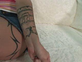 Brünette Schönheit kriegt die schwarze Möse gedehnt