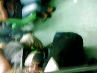 Mein Sklave wird in der ubahn gewichst