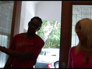 Junger Kerl zeigt sein Riesending einer blonden reifen Dame