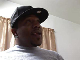 Dickbusige Schlampe beim Hardcore Rachenfick im Schlafzimmer - schwarzer Schwanz im Rachen