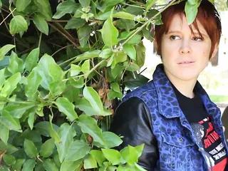 Geiler Lesbendreier im Bett - zwei Mädchen verwöhnen sich gegenseitig