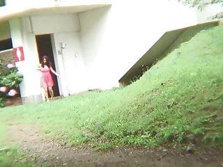 Heisses Babe fingert sich im Park