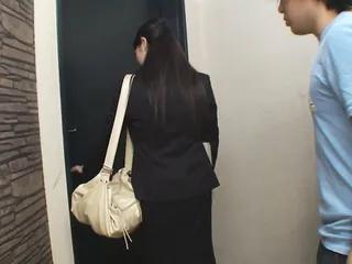 Junger Kerl bekommt mehrere Schulmädchen zum Sex überredet