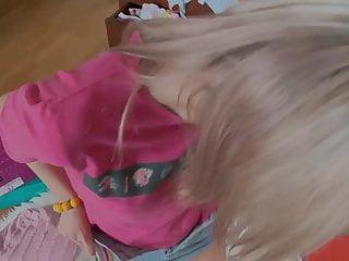 Blondes Girl macht es sich selbst