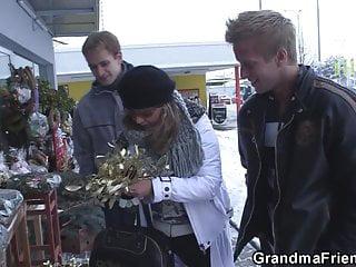 Zwei Kumpels abgeschleppt und ficken heisse alte Frau