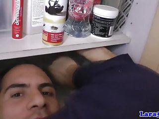 Britische reife in Strapsen fickt und masturbiert