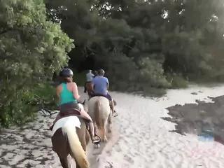 Dein virtuelles Date im Urlaub endet in einem geilen Fick