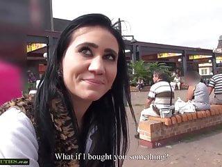 Tättowierte junge Frau wird auf publick gefickt