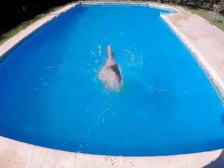 Busiger Teen mit feuchter Fotze im Pool