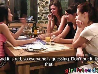 Zwei heisse Lesben teilen sich einen Dildo