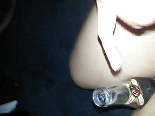 Behaarte Pussy wird mit Flasche gefickt