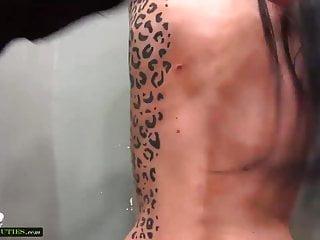 Junges Girl mit Tattoo in der Öffentlichkeit