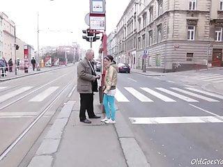 Alte Frau geht mit jungem Kerl fremd