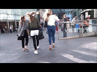 Blonder Teenager beim Einkaufen nach dem Einkaufen