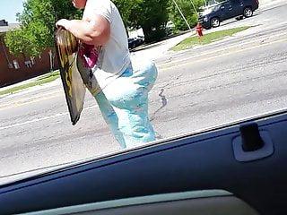 Grosser Arsch in blauen Stellung