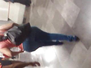 Sex mit einem Strapon im Wohnzimmer