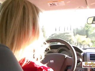 Die blonde Mutter verführt den schwarzen Schwanz ihres neuen Stechers