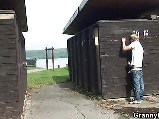 Er nagelt seine alte Pussy in der Öffentlichkeit