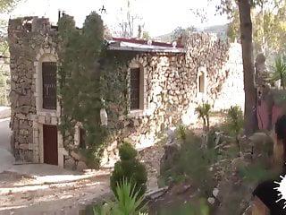 Vollbusige Lesbe wird von Hinten geleckt