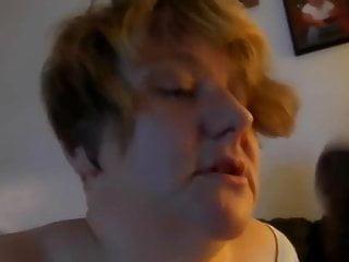 Reife mit natürlichen Titten lutscht und schluckt