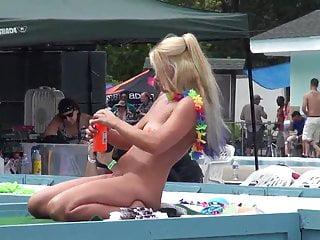 Geile Milf wird von Hinten gefickt