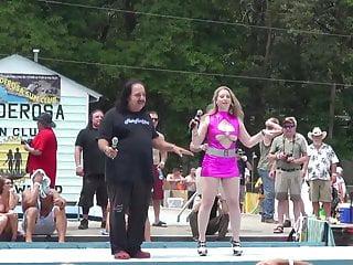 Geile Milf wird von Hinten gefickt