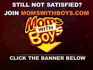 Reife Frau tröstet Jungen mit gebrochenem Herzen