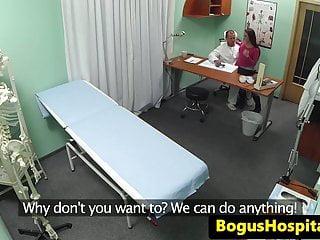 Echte Patientin wird vom fakearzt verarscht und beim Sex gefilmt