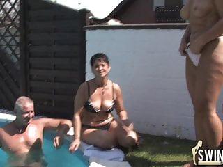 Geile Milf wird von Hinten gefickt