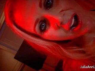 Sexy Milf Julia Ann bläst Schwanz vor der Kamera