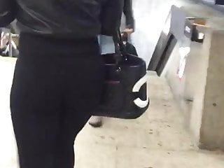 Sexy Teen macht die Beine breit