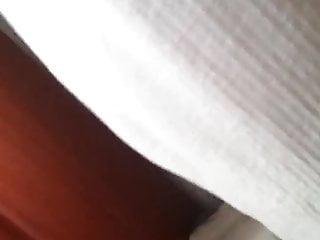 Milf mit grossen Titten macht es sich im Bad