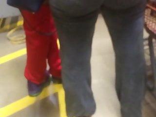 Frau mit Knackarsch wird von Hinten rangenommen