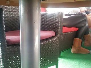 Sie spreizt die Beine für dich