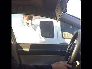 Sie zeigt euch wie man Schwänze lutscht