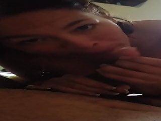 Rassige Schönheit spielt vor der Kamera