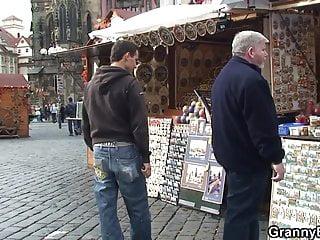 Alte touristin wird aufgerissen und gefickt