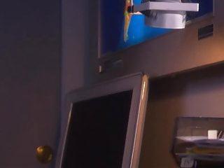 Langhaarige Brünette wird hart im Park gefickt